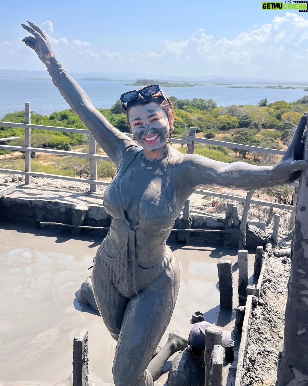 Milagros Flores - 42.2K Likes - Vivir la experiencia de bañarse en lodo en un volcán es conectar con la naturaleza de una forma única. Sentir el barro cubrir la piel, cargado de minerales, mientras el paisaje volcánico te rodea, es como regalarle al cuerpo y al alma un momento de renovación el lodo se convierte en un símbolo de descanso, sanación y aventura, recordándonos que la tierra también sabe abrazar y sorprender. 🌋✨ 

#vacaviones2025 #milagroflores🇭🇳♥️ #volcáncolombiano🇨🇴