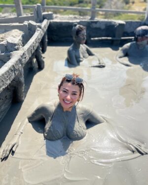 Milagros Flores Instagram - Vivir la experiencia de bañarse en lodo en un volcán es conectar con la naturaleza de una forma única. Sentir el barro cubrir la piel, cargado de minerales, mientras el paisaje volcánico te rodea, es como regalarle al cuerpo y al alma un momento de renovación el lodo se convierte en un símbolo de descanso, sanación y aventura, recordándonos que la tierra también sabe abrazar y sorprender. 🌋✨ 

#vacaviones2025 #milagroflores🇭🇳♥️ #volcáncolombiano🇨🇴