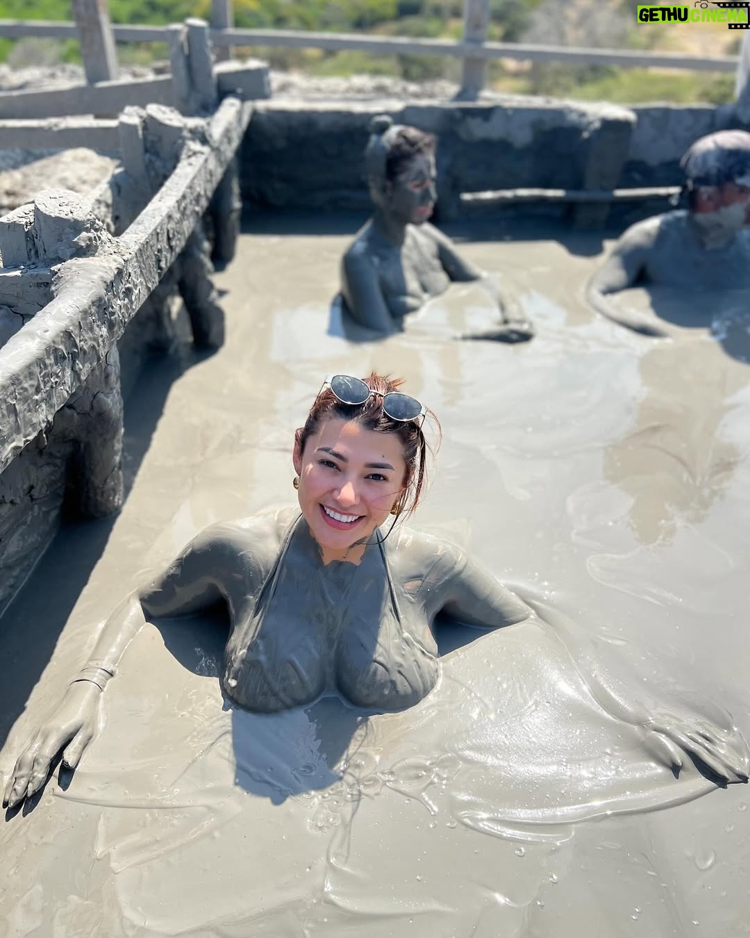 Milagros Flores - 42.2K Likes - Vivir la experiencia de bañarse en lodo en un volcán es conectar con la naturaleza de una forma única. Sentir el barro cubrir la piel, cargado de minerales, mientras el paisaje volcánico te rodea, es como regalarle al cuerpo y al alma un momento de renovación el lodo se convierte en un símbolo de descanso, sanación y aventura, recordándonos que la tierra también sabe abrazar y sorprender. 🌋✨ 

#vacaviones2025 #milagroflores🇭🇳♥️ #volcáncolombiano🇨🇴