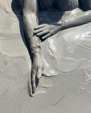 Milagros Flores Instagram - Vivir la experiencia de bañarse en lodo en un volcán es conectar con la naturaleza de una forma única. Sentir el barro cubrir la piel, cargado de minerales, mientras el paisaje volcánico te rodea, es como regalarle al cuerpo y al alma un momento de renovación el lodo se convierte en un símbolo de descanso, sanación y aventura, recordándonos que la tierra también sabe abrazar y sorprender. 🌋✨ 

#vacaviones2025 #milagroflores🇭🇳♥️ #volcáncolombiano🇨🇴