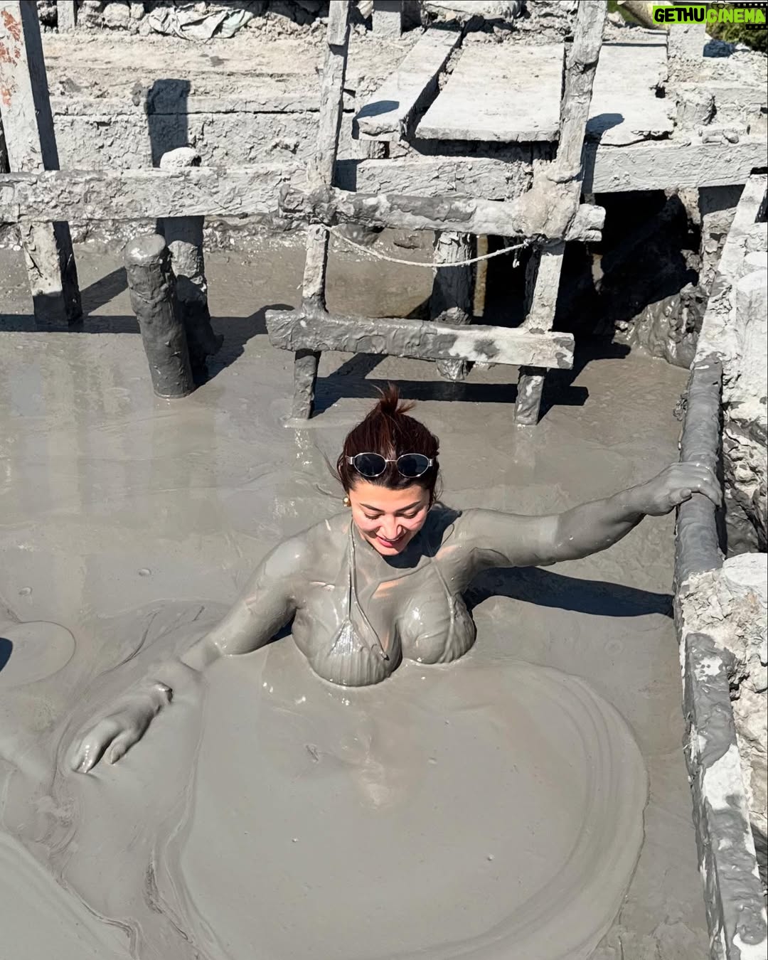 Milagros Flores - 42.2K Likes - Vivir la experiencia de bañarse en lodo en un volcán es conectar con la naturaleza de una forma única. Sentir el barro cubrir la piel, cargado de minerales, mientras el paisaje volcánico te rodea, es como regalarle al cuerpo y al alma un momento de renovación el lodo se convierte en un símbolo de descanso, sanación y aventura, recordándonos que la tierra también sabe abrazar y sorprender. 🌋✨ 

#vacaviones2025 #milagroflores🇭🇳♥️ #volcáncolombiano🇨🇴