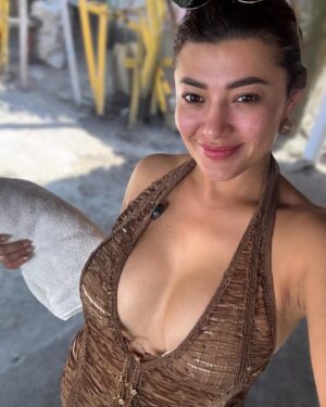 Milagros Flores Instagram - Vivir la experiencia de bañarse en lodo en un volcán es conectar con la naturaleza de una forma única. Sentir el barro cubrir la piel, cargado de minerales, mientras el paisaje volcánico te rodea, es como regalarle al cuerpo y al alma un momento de renovación el lodo se convierte en un símbolo de descanso, sanación y aventura, recordándonos que la tierra también sabe abrazar y sorprender. 🌋✨ 

#vacaviones2025 #milagroflores🇭🇳♥️ #volcáncolombiano🇨🇴