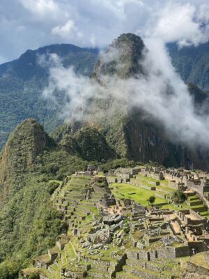 Milett Figueroa Instagram - Hay viajes que te dejan el corazón lleno, y este fue uno de ellos 🥹⛰️✨
Compartir Machu Picchu con mi amor @marcelotinelli y la familia❤️ junto al increíble equipo de @amazonprime fue un regalo que voy a guardar para siempre💛
Verlos grabar en mi país, en un lugar tan poderoso, me hizo sentir una mezcla de orgullo, gratitud y emoción difícil de explicar.
Gracias a todo el equipo por hacerlo posible, y gracias a la vida por recordarme una vez más lo afortunada que soy de ser peruana 🇵🇪✨
Gracias por este regalo hermoso🙏🏼@marcelotinelli❤️🔥 / @amazonprime / @lafliaok @augustotejada /@jmmartinezmedina /@davidblankla @caroantonucci 💛
Que experiencia tan maravillosa!