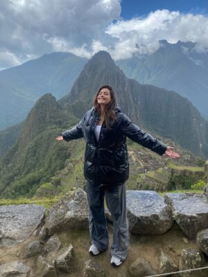 Milett Figueroa Instagram - Hay viajes que te dejan el corazón lleno, y este fue uno de ellos 🥹⛰️✨
Compartir Machu Picchu con mi amor @marcelotinelli y la familia❤️ junto al increíble equipo de @amazonprime fue un regalo que voy a guardar para siempre💛
Verlos grabar en mi país, en un lugar tan poderoso, me hizo sentir una mezcla de orgullo, gratitud y emoción difícil de explicar.
Gracias a todo el equipo por hacerlo posible, y gracias a la vida por recordarme una vez más lo afortunada que soy de ser peruana 🇵🇪✨
Gracias por este regalo hermoso🙏🏼@marcelotinelli❤️🔥 / @amazonprime / @lafliaok @augustotejada /@jmmartinezmedina /@davidblankla @caroantonucci 💛
Que experiencia tan maravillosa!