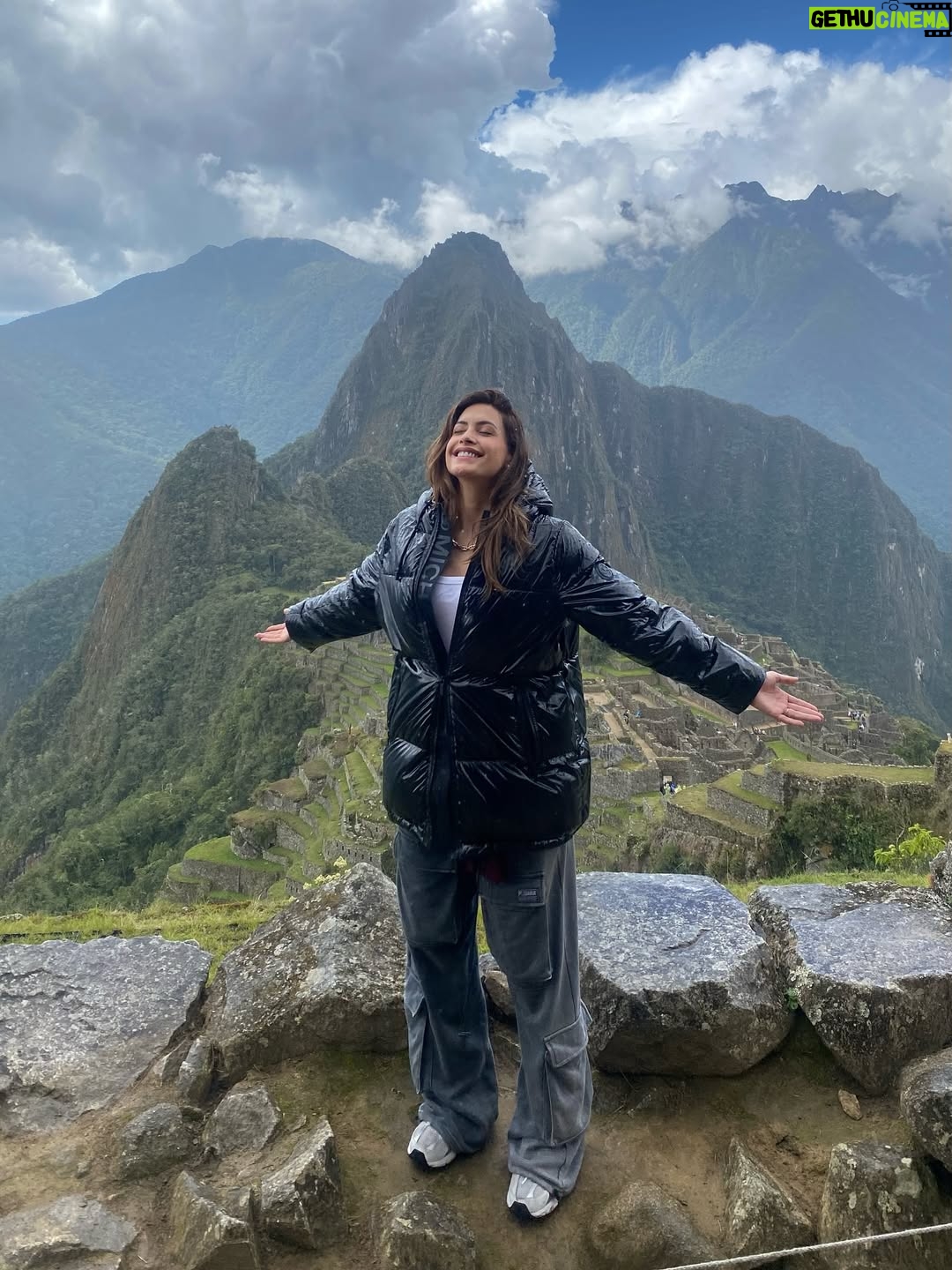 Milett Figueroa - 49.1K Likes - Hay viajes que te dejan el corazón lleno, y este fue uno de ellos 🥹⛰️✨ 
Compartir Machu Picchu con mi amor @marcelotinelli y la familia❤️ junto al increíble equipo de @amazonprime fue un regalo que voy a guardar para siempre💛
Verlos grabar en mi país, en un lugar tan poderoso, me hizo sentir una mezcla de orgullo, gratitud y emoción difícil de explicar.
Gracias a todo el equipo por hacerlo posible, y gracias a la vida por recordarme una vez más lo afortunada que soy de ser peruana 🇵🇪✨
Gracias por este regalo hermoso🙏🏼@marcelotinelli❤️‍🔥 / @amazonprime / @lafliaok  @augustotejada /@jmmartinezmedina /@davidblankla @caroantonucci 💛
Que experiencia tan maravillosa!