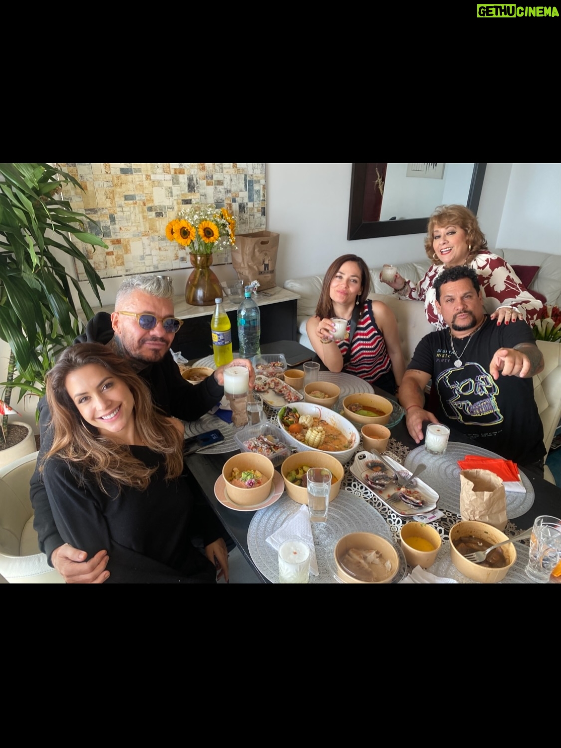 Milett Figueroa - 49.1K Likes - Hay viajes que te dejan el corazón lleno, y este fue uno de ellos 🥹⛰️✨ 
Compartir Machu Picchu con mi amor @marcelotinelli y la familia❤️ junto al increíble equipo de @amazonprime fue un regalo que voy a guardar para siempre💛
Verlos grabar en mi país, en un lugar tan poderoso, me hizo sentir una mezcla de orgullo, gratitud y emoción difícil de explicar.
Gracias a todo el equipo por hacerlo posible, y gracias a la vida por recordarme una vez más lo afortunada que soy de ser peruana 🇵🇪✨
Gracias por este regalo hermoso🙏🏼@marcelotinelli❤️‍🔥 / @amazonprime / @lafliaok  @augustotejada /@jmmartinezmedina /@davidblankla @caroantonucci 💛
Que experiencia tan maravillosa!