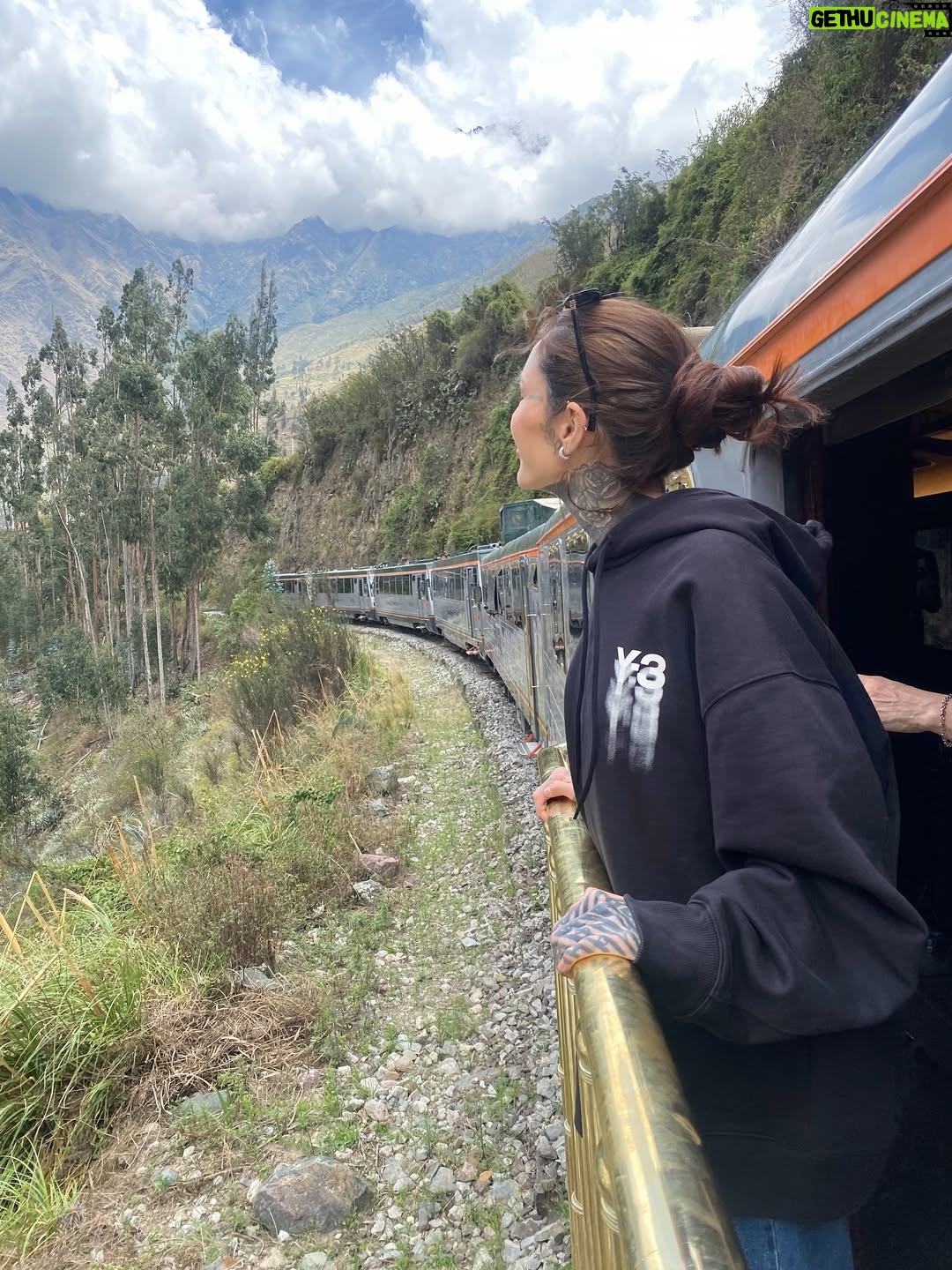 Milett Figueroa - 49.1K Likes - Hay viajes que te dejan el corazón lleno, y este fue uno de ellos 🥹⛰️✨ 
Compartir Machu Picchu con mi amor @marcelotinelli y la familia❤️ junto al increíble equipo de @amazonprime fue un regalo que voy a guardar para siempre💛
Verlos grabar en mi país, en un lugar tan poderoso, me hizo sentir una mezcla de orgullo, gratitud y emoción difícil de explicar.
Gracias a todo el equipo por hacerlo posible, y gracias a la vida por recordarme una vez más lo afortunada que soy de ser peruana 🇵🇪✨
Gracias por este regalo hermoso🙏🏼@marcelotinelli❤️‍🔥 / @amazonprime / @lafliaok  @augustotejada /@jmmartinezmedina /@davidblankla @caroantonucci 💛
Que experiencia tan maravillosa!