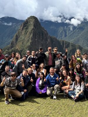 Milett Figueroa Instagram - Hay viajes que te dejan el corazón lleno, y este fue uno de ellos 🥹⛰️✨
Compartir Machu Picchu con mi amor @marcelotinelli y la familia❤️ junto al increíble equipo de @amazonprime fue un regalo que voy a guardar para siempre💛
Verlos grabar en mi país, en un lugar tan poderoso, me hizo sentir una mezcla de orgullo, gratitud y emoción difícil de explicar.
Gracias a todo el equipo por hacerlo posible, y gracias a la vida por recordarme una vez más lo afortunada que soy de ser peruana 🇵🇪✨
Gracias por este regalo hermoso🙏🏼@marcelotinelli❤️🔥 / @amazonprime / @lafliaok @augustotejada /@jmmartinezmedina /@davidblankla @caroantonucci 💛
Que experiencia tan maravillosa!