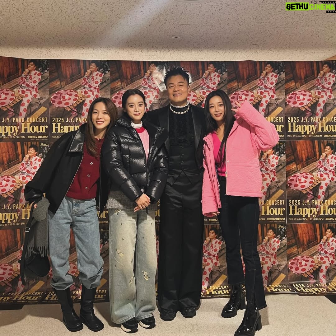 Min Sun-ye - 6K Likes - 천재에게 성실함과 노력, 그리고 겸손함과 순수함이 더해지면 
그 한 사람으로 인해 많은 사람들이 힘을 얻게 된다는 생각은
박진영 피디님을 보면서 늘 들었던 마음이다.

빽도 돈도 아무것도 없던 13살의 나를 믿고 
연습생으로 뽑아주시고,
여전히 부족함 투성이었던 나를 믿어주시고 
여자 걸그룹을 만들어 주시고,
결혼식에서 축가까지 불러주신,
참 좋은 어른 박진영 피디님.
 
올 해의 콘서트를 함께 할 수 있어서 
참 감사했어요🌿

대중가수. 라는 수식어가 
어쩌면 가장 잘 어울리는 아티스트.

존경합니다….^^

60살까지 춤추실거라고 하셨는데
이제 6년 남았어요!🥲🥲🥲

“가장 보편적인 것을, 보편적이지 않은 방법으로 표현하는 일이 
예술이다” - JY Park.

#HappyHour
#제와삐!!!!!