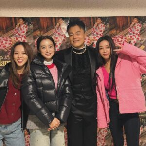 Min Sun-ye Instagram - 천재에게 성실함과 노력, 그리고 겸손함과 순수함이 더해지면 
그 한 사람으로 인해 많은 사람들이 힘을 얻게 된다는 생각은
박진영 피디님을 보면서 늘 들었던 마음이다.

빽도 돈도 아무것도 없던 13살의 나를 믿고 
연습생으로 뽑아주시고,
여전히 부족함 투성이었던 나를 믿어주시고 
여자 걸그룹을 만들어 주시고,
결혼식에서 축가까지 불러주신,
참 좋은 어른 박진영 피디님.
 
올 해의 콘서트를 함께 할 수 있어서 
참 감사했어요🌿

대중가수. 라는 수식어가 
어쩌면 가장 잘 어울리는 아티스트.

존경합니다….^^

60살까지 춤추실거라고 하셨는데
이제 6년 남았어요!🥲🥲🥲

“가장 보편적인 것을, 보편적이지 않은 방법으로 표현하는 일이 
예술이다” - JY Park.

#HappyHour
#제와삐!!!!!