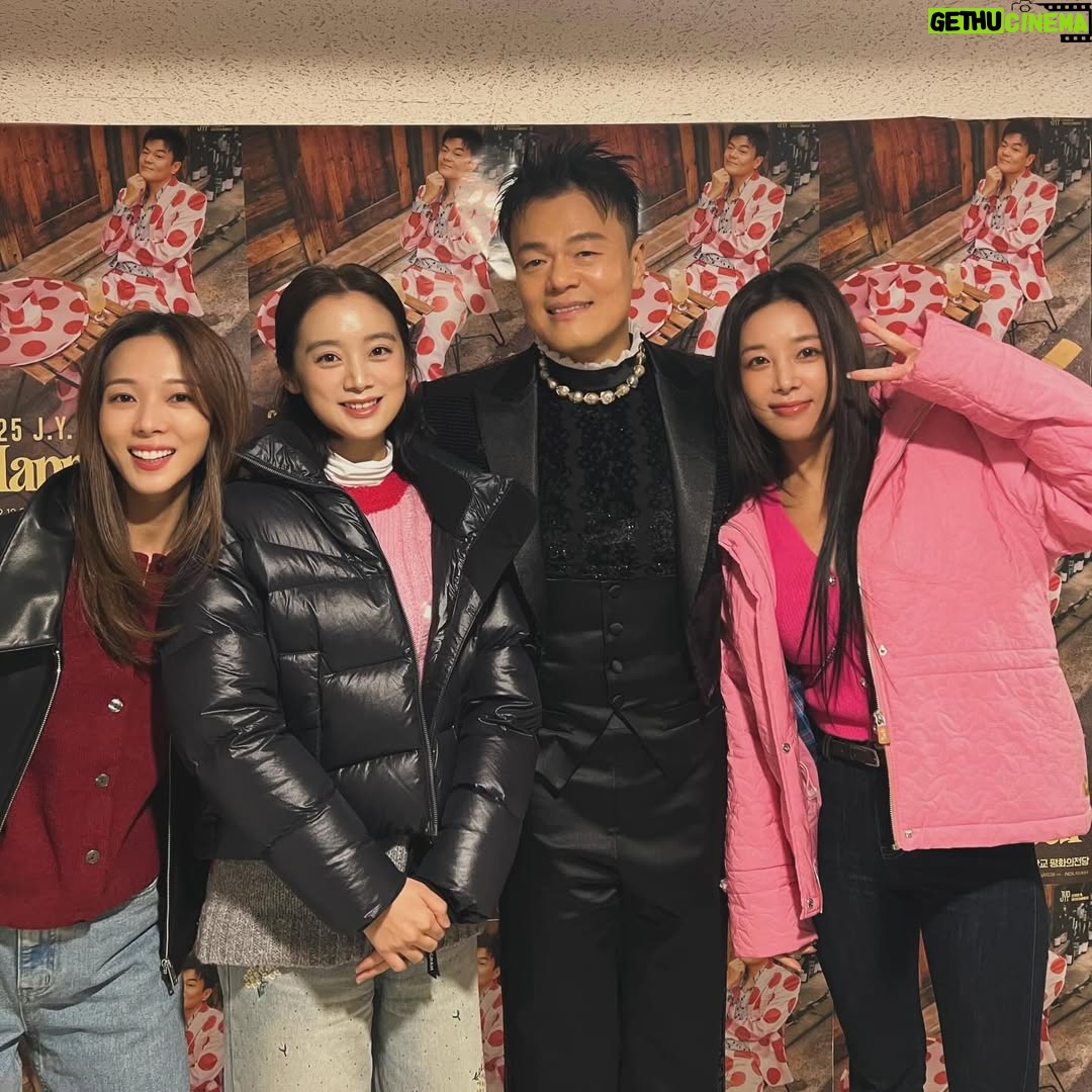 Min Sun-ye - 6K Likes - 천재에게 성실함과 노력, 그리고 겸손함과 순수함이 더해지면 
그 한 사람으로 인해 많은 사람들이 힘을 얻게 된다는 생각은
박진영 피디님을 보면서 늘 들었던 마음이다.

빽도 돈도 아무것도 없던 13살의 나를 믿고 
연습생으로 뽑아주시고,
여전히 부족함 투성이었던 나를 믿어주시고 
여자 걸그룹을 만들어 주시고,
결혼식에서 축가까지 불러주신,
참 좋은 어른 박진영 피디님.
 
올 해의 콘서트를 함께 할 수 있어서 
참 감사했어요🌿

대중가수. 라는 수식어가 
어쩌면 가장 잘 어울리는 아티스트.

존경합니다….^^

60살까지 춤추실거라고 하셨는데
이제 6년 남았어요!🥲🥲🥲

“가장 보편적인 것을, 보편적이지 않은 방법으로 표현하는 일이 
예술이다” - JY Park.

#HappyHour
#제와삐!!!!!