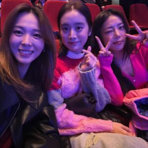 Min Sun-ye Instagram - 천재에게 성실함과 노력, 그리고 겸손함과 순수함이 더해지면 
그 한 사람으로 인해 많은 사람들이 힘을 얻게 된다는 생각은
박진영 피디님을 보면서 늘 들었던 마음이다.

빽도 돈도 아무것도 없던 13살의 나를 믿고 
연습생으로 뽑아주시고,
여전히 부족함 투성이었던 나를 믿어주시고 
여자 걸그룹을 만들어 주시고,
결혼식에서 축가까지 불러주신,
참 좋은 어른 박진영 피디님.
 
올 해의 콘서트를 함께 할 수 있어서 
참 감사했어요🌿

대중가수. 라는 수식어가 
어쩌면 가장 잘 어울리는 아티스트.

존경합니다….^^

60살까지 춤추실거라고 하셨는데
이제 6년 남았어요!🥲🥲🥲

“가장 보편적인 것을, 보편적이지 않은 방법으로 표현하는 일이 
예술이다” - JY Park.

#HappyHour
#제와삐!!!!!