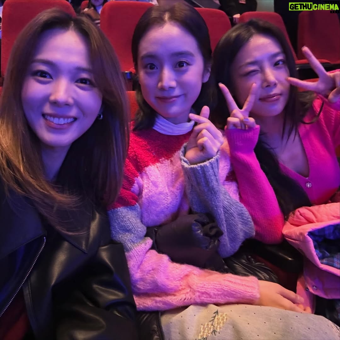 Min Sun-ye - 6K Likes - 천재에게 성실함과 노력, 그리고 겸손함과 순수함이 더해지면 
그 한 사람으로 인해 많은 사람들이 힘을 얻게 된다는 생각은
박진영 피디님을 보면서 늘 들었던 마음이다.

빽도 돈도 아무것도 없던 13살의 나를 믿고 
연습생으로 뽑아주시고,
여전히 부족함 투성이었던 나를 믿어주시고 
여자 걸그룹을 만들어 주시고,
결혼식에서 축가까지 불러주신,
참 좋은 어른 박진영 피디님.
 
올 해의 콘서트를 함께 할 수 있어서 
참 감사했어요🌿

대중가수. 라는 수식어가 
어쩌면 가장 잘 어울리는 아티스트.

존경합니다….^^

60살까지 춤추실거라고 하셨는데
이제 6년 남았어요!🥲🥲🥲

“가장 보편적인 것을, 보편적이지 않은 방법으로 표현하는 일이 
예술이다” - JY Park.

#HappyHour
#제와삐!!!!!