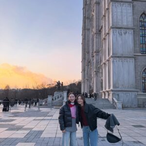 Min Sun-ye Instagram - 천재에게 성실함과 노력, 그리고 겸손함과 순수함이 더해지면 
그 한 사람으로 인해 많은 사람들이 힘을 얻게 된다는 생각은
박진영 피디님을 보면서 늘 들었던 마음이다.

빽도 돈도 아무것도 없던 13살의 나를 믿고 
연습생으로 뽑아주시고,
여전히 부족함 투성이었던 나를 믿어주시고 
여자 걸그룹을 만들어 주시고,
결혼식에서 축가까지 불러주신,
참 좋은 어른 박진영 피디님.
 
올 해의 콘서트를 함께 할 수 있어서 
참 감사했어요🌿

대중가수. 라는 수식어가 
어쩌면 가장 잘 어울리는 아티스트.

존경합니다….^^

60살까지 춤추실거라고 하셨는데
이제 6년 남았어요!🥲🥲🥲

“가장 보편적인 것을, 보편적이지 않은 방법으로 표현하는 일이 
예술이다” - JY Park.

#HappyHour
#제와삐!!!!!