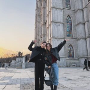 Min Sun-ye Instagram - 천재에게 성실함과 노력, 그리고 겸손함과 순수함이 더해지면 
그 한 사람으로 인해 많은 사람들이 힘을 얻게 된다는 생각은
박진영 피디님을 보면서 늘 들었던 마음이다.

빽도 돈도 아무것도 없던 13살의 나를 믿고 
연습생으로 뽑아주시고,
여전히 부족함 투성이었던 나를 믿어주시고 
여자 걸그룹을 만들어 주시고,
결혼식에서 축가까지 불러주신,
참 좋은 어른 박진영 피디님.
 
올 해의 콘서트를 함께 할 수 있어서 
참 감사했어요🌿

대중가수. 라는 수식어가 
어쩌면 가장 잘 어울리는 아티스트.

존경합니다….^^

60살까지 춤추실거라고 하셨는데
이제 6년 남았어요!🥲🥲🥲

“가장 보편적인 것을, 보편적이지 않은 방법으로 표현하는 일이 
예술이다” - JY Park.

#HappyHour
#제와삐!!!!!