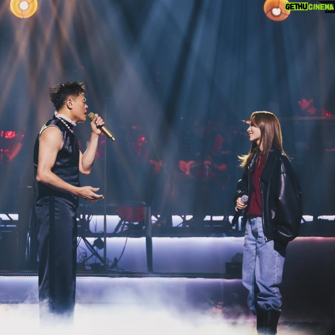 Min Sun-ye - 6K Likes - 천재에게 성실함과 노력, 그리고 겸손함과 순수함이 더해지면 
그 한 사람으로 인해 많은 사람들이 힘을 얻게 된다는 생각은
박진영 피디님을 보면서 늘 들었던 마음이다.

빽도 돈도 아무것도 없던 13살의 나를 믿고 
연습생으로 뽑아주시고,
여전히 부족함 투성이었던 나를 믿어주시고 
여자 걸그룹을 만들어 주시고,
결혼식에서 축가까지 불러주신,
참 좋은 어른 박진영 피디님.
 
올 해의 콘서트를 함께 할 수 있어서 
참 감사했어요🌿

대중가수. 라는 수식어가 
어쩌면 가장 잘 어울리는 아티스트.

존경합니다….^^

60살까지 춤추실거라고 하셨는데
이제 6년 남았어요!🥲🥲🥲

“가장 보편적인 것을, 보편적이지 않은 방법으로 표현하는 일이 
예술이다” - JY Park.

#HappyHour
#제와삐!!!!!