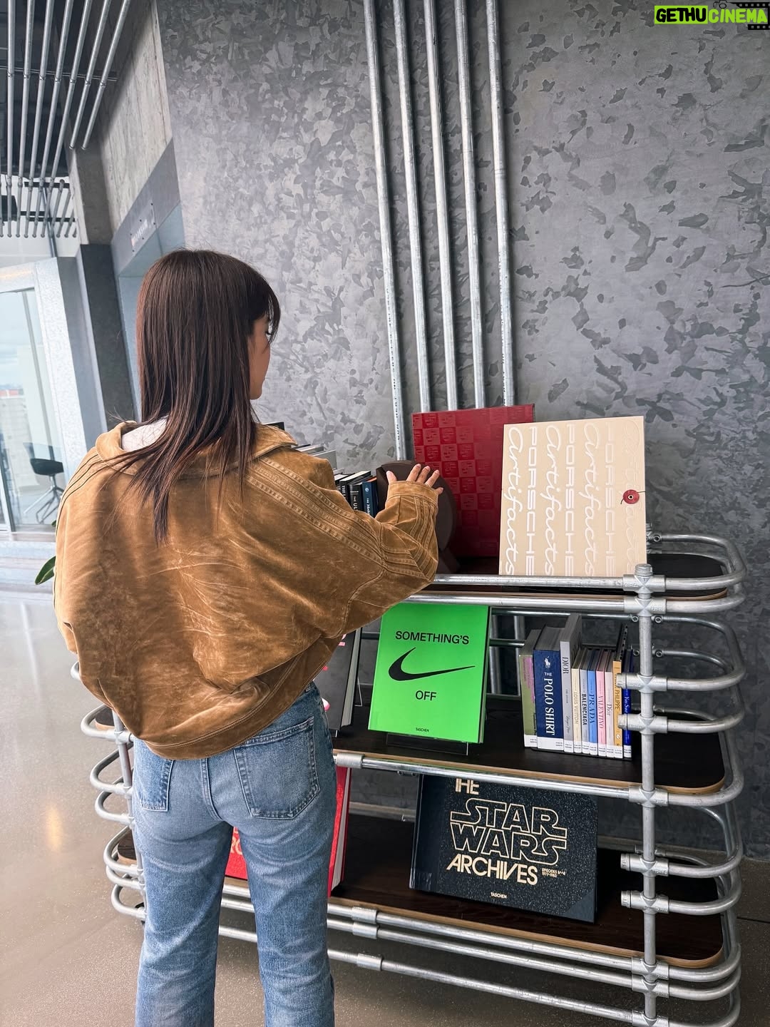 Mina Fujii - 10.5K Likes - .
현대 모터스튜디오 서울에 다녀왔어요!🚗💨
차 덕후가 아니어도 재밌게 즐길 수 있는 공간이었어요. 
저처럼 차알못도 시간 가는 줄 모르고 구경했답니다🤩

안에는 어떤 분위기일까? 궁금하셨던 분들 많죠?!
여러분도 이번 주말에 꼭 한번 들러보세요💚

現代モータースタジオ ソウルに行ってきました!🚗💨
自動車マニアでなくても、楽しめる空間でした✨
私もついつい夢中になって時間が経つのを忘れてしまったのでした🤩
あの建物の中がどんな雰囲気なのか、気になっていた方々も多いと思います。皆さんも今週末にでも、是非遊びに行ってみてくださいね💚
 

#현대모터스튜디오서울
#HyundaiMotorstudio
#광고 #현대모터스튜디오 
#現代モータースタジオソウル