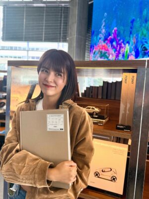 Mina Fujii Instagram - .
현대 모터스튜디오 서울에 다녀왔어요!🚗💨
차 덕후가 아니어도 재밌게 즐길 수 있는 공간이었어요. 
저처럼 차알못도 시간 가는 줄 모르고 구경했답니다🤩

안에는 어떤 분위기일까? 궁금하셨던 분들 많죠?!
여러분도 이번 주말에 꼭 한번 들러보세요💚

現代モータースタジオ ソウルに行ってきました!🚗💨
自動車マニアでなくても、楽しめる空間でした✨
私もついつい夢中になって時間が経つのを忘れてしまったのでした🤩
あの建物の中がどんな雰囲気なのか、気になっていた方々も多いと思います。皆さんも今週末にでも、是非遊びに行ってみてくださいね💚
 

#현대모터스튜디오서울
#HyundaiMotorstudio
#광고 #현대모터스튜디오 
#現代モータースタジオソウル