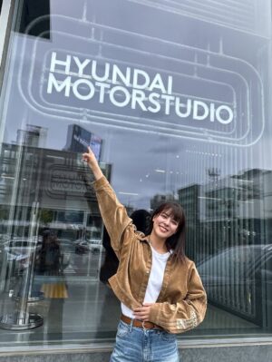 Mina Fujii Instagram - .
현대 모터스튜디오 서울에 다녀왔어요!🚗💨
차 덕후가 아니어도 재밌게 즐길 수 있는 공간이었어요. 
저처럼 차알못도 시간 가는 줄 모르고 구경했답니다🤩

안에는 어떤 분위기일까? 궁금하셨던 분들 많죠?!
여러분도 이번 주말에 꼭 한번 들러보세요💚

現代モータースタジオ ソウルに行ってきました!🚗💨
自動車マニアでなくても、楽しめる空間でした✨
私もついつい夢中になって時間が経つのを忘れてしまったのでした🤩
あの建物の中がどんな雰囲気なのか、気になっていた方々も多いと思います。皆さんも今週末にでも、是非遊びに行ってみてくださいね💚
 

#현대모터스튜디오서울
#HyundaiMotorstudio
#광고 #현대모터스튜디오 
#現代モータースタジオソウル