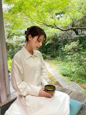 Mina Fujii Instagram - .
最近なんだかバタバタしていて、窓の外を見ると、もう外は暗く昼が終わっていて、とそんな日々を過ごしていました。でも今日はじっくり、日差しが弱くなって、夕暮れが訪れて、夜になる。その過程を見守ることができました。
大人になると確かに1年が経つのがあっという間で、1日1日の境界線も曖昧になるようだけど。こんなふうに時間を噛み締めるような、そんな1日もたまには過ごせるように。心のゆとりを持ちたいものです🍵

요새 조금 정신 없어서 창문 밖을 보면, 이미 깜깜하고 낮이 끝나고 있는, 그런 날들을 보내고 있었는데요. 근데 오늘은 햇살이 약해지고, 오랜지 빛이 들어오고,밤이 되는. 그 과정을 지켜볼 수가 있었습니다.
어른이 되면 확실히 1년이 지나는게  순식간이고 하루하루의 경계선도 애매해지는 것 같지만.오늘처럼 시간을 소중하게 아끼면서 지내는 그런 하루를 보낼수 있게, 마음 여유를 갖고싶네요🍵

#お寺
#抹茶
#心の静けさ