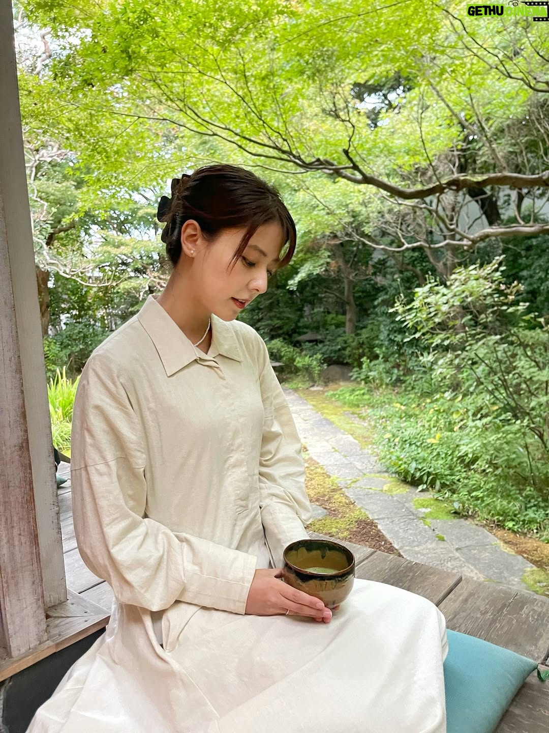 Mina Fujii - 10.9K Likes - .
最近なんだかバタバタしていて、窓の外を見ると、もう外は暗く昼が終わっていて、とそんな日々を過ごしていました。でも今日はじっくり、日差しが弱くなって、夕暮れが訪れて、夜になる。その過程を見守ることができました。
大人になると確かに1年が経つのがあっという間で、1日1日の境界線も曖昧になるようだけど。こんなふうに時間を噛み締めるような、そんな1日もたまには過ごせるように。心のゆとりを持ちたいものです🍵

요새 조금 정신 없어서 창문 밖을 보면, 이미 깜깜하고 낮이 끝나고 있는, 그런 날들을 보내고 있었는데요. 근데 오늘은 햇살이 약해지고, 오랜지 빛이 들어오고,밤이 되는. 그 과정을 지켜볼 수가 있었습니다.
어른이 되면 확실히 1년이 지나는게  순식간이고 하루하루의 경계선도 애매해지는 것 같지만.오늘처럼 시간을 소중하게 아끼면서 지내는 그런 하루를 보낼수 있게, 마음 여유를 갖고싶네요🍵

#お寺
#抹茶
#心の静けさ