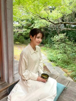Mina Fujii Instagram - .
最近なんだかバタバタしていて、窓の外を見ると、もう外は暗く昼が終わっていて、とそんな日々を過ごしていました。でも今日はじっくり、日差しが弱くなって、夕暮れが訪れて、夜になる。その過程を見守ることができました。
大人になると確かに1年が経つのがあっという間で、1日1日の境界線も曖昧になるようだけど。こんなふうに時間を噛み締めるような、そんな1日もたまには過ごせるように。心のゆとりを持ちたいものです🍵

요새 조금 정신 없어서 창문 밖을 보면, 이미 깜깜하고 낮이 끝나고 있는, 그런 날들을 보내고 있었는데요. 근데 오늘은 햇살이 약해지고, 오랜지 빛이 들어오고,밤이 되는. 그 과정을 지켜볼 수가 있었습니다.
어른이 되면 확실히 1년이 지나는게  순식간이고 하루하루의 경계선도 애매해지는 것 같지만.오늘처럼 시간을 소중하게 아끼면서 지내는 그런 하루를 보낼수 있게, 마음 여유를 갖고싶네요🍵

#お寺
#抹茶
#心の静けさ