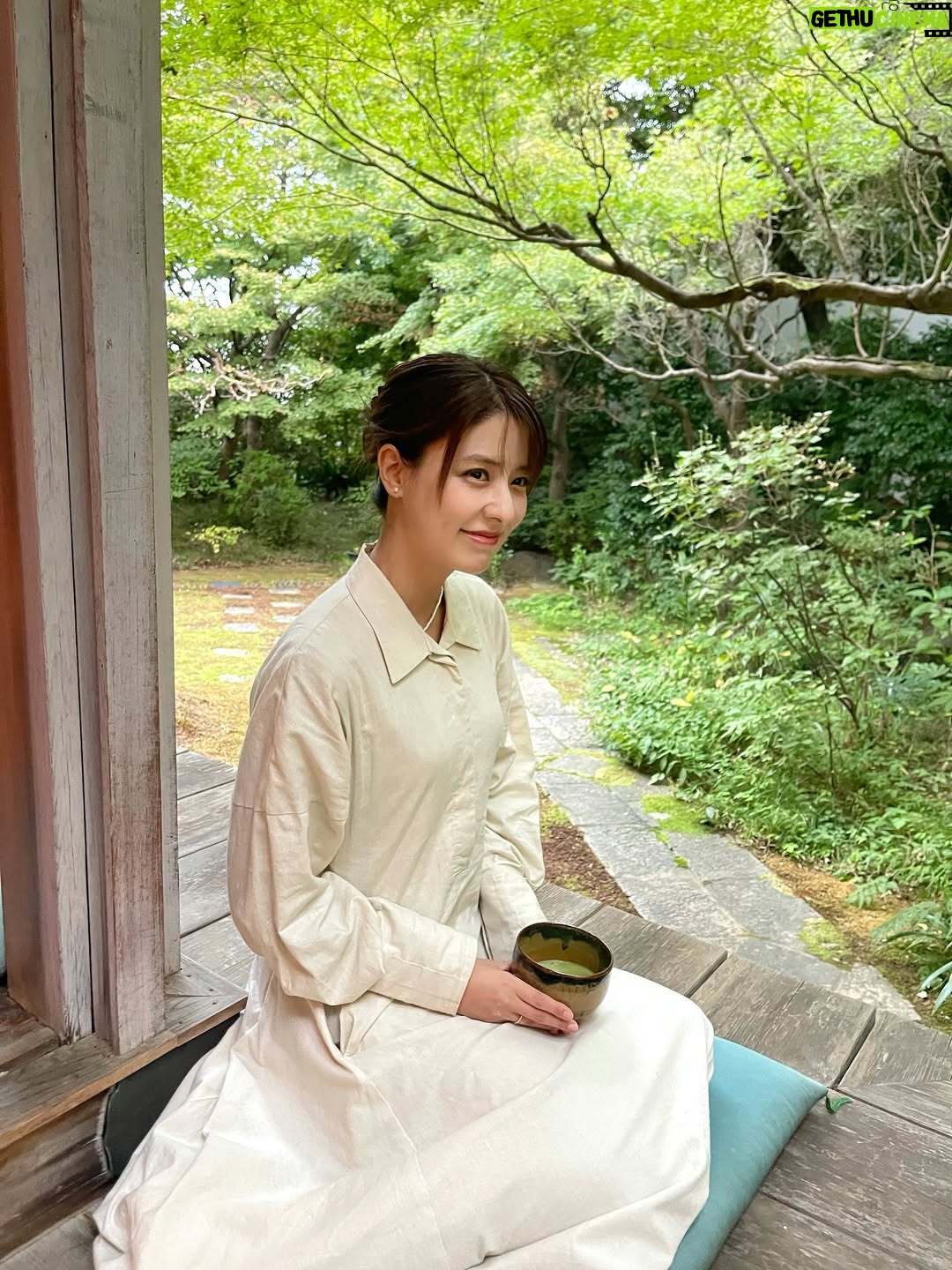 Mina Fujii - 10.9K Likes - .
最近なんだかバタバタしていて、窓の外を見ると、もう外は暗く昼が終わっていて、とそんな日々を過ごしていました。でも今日はじっくり、日差しが弱くなって、夕暮れが訪れて、夜になる。その過程を見守ることができました。
大人になると確かに1年が経つのがあっという間で、1日1日の境界線も曖昧になるようだけど。こんなふうに時間を噛み締めるような、そんな1日もたまには過ごせるように。心のゆとりを持ちたいものです🍵

요새 조금 정신 없어서 창문 밖을 보면, 이미 깜깜하고 낮이 끝나고 있는, 그런 날들을 보내고 있었는데요. 근데 오늘은 햇살이 약해지고, 오랜지 빛이 들어오고,밤이 되는. 그 과정을 지켜볼 수가 있었습니다.
어른이 되면 확실히 1년이 지나는게  순식간이고 하루하루의 경계선도 애매해지는 것 같지만.오늘처럼 시간을 소중하게 아끼면서 지내는 그런 하루를 보낼수 있게, 마음 여유를 갖고싶네요🍵

#お寺
#抹茶
#心の静けさ