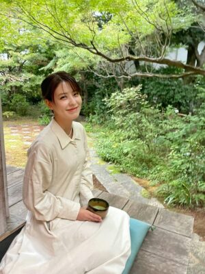 Mina Fujii Instagram - .
最近なんだかバタバタしていて、窓の外を見ると、もう外は暗く昼が終わっていて、とそんな日々を過ごしていました。でも今日はじっくり、日差しが弱くなって、夕暮れが訪れて、夜になる。その過程を見守ることができました。
大人になると確かに1年が経つのがあっという間で、1日1日の境界線も曖昧になるようだけど。こんなふうに時間を噛み締めるような、そんな1日もたまには過ごせるように。心のゆとりを持ちたいものです🍵

요새 조금 정신 없어서 창문 밖을 보면, 이미 깜깜하고 낮이 끝나고 있는, 그런 날들을 보내고 있었는데요. 근데 오늘은 햇살이 약해지고, 오랜지 빛이 들어오고,밤이 되는. 그 과정을 지켜볼 수가 있었습니다.
어른이 되면 확실히 1년이 지나는게  순식간이고 하루하루의 경계선도 애매해지는 것 같지만.오늘처럼 시간을 소중하게 아끼면서 지내는 그런 하루를 보낼수 있게, 마음 여유를 갖고싶네요🍵

#お寺
#抹茶
#心の静けさ