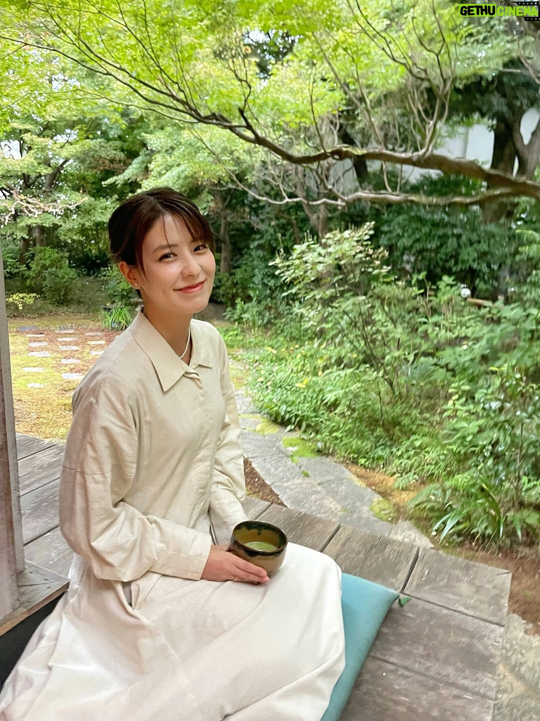 Mina Fujii - 10.9K Likes - .
最近なんだかバタバタしていて、窓の外を見ると、もう外は暗く昼が終わっていて、とそんな日々を過ごしていました。でも今日はじっくり、日差しが弱くなって、夕暮れが訪れて、夜になる。その過程を見守ることができました。
大人になると確かに1年が経つのがあっという間で、1日1日の境界線も曖昧になるようだけど。こんなふうに時間を噛み締めるような、そんな1日もたまには過ごせるように。心のゆとりを持ちたいものです🍵

요새 조금 정신 없어서 창문 밖을 보면, 이미 깜깜하고 낮이 끝나고 있는, 그런 날들을 보내고 있었는데요. 근데 오늘은 햇살이 약해지고, 오랜지 빛이 들어오고,밤이 되는. 그 과정을 지켜볼 수가 있었습니다.
어른이 되면 확실히 1년이 지나는게  순식간이고 하루하루의 경계선도 애매해지는 것 같지만.오늘처럼 시간을 소중하게 아끼면서 지내는 그런 하루를 보낼수 있게, 마음 여유를 갖고싶네요🍵

#お寺
#抹茶
#心の静けさ