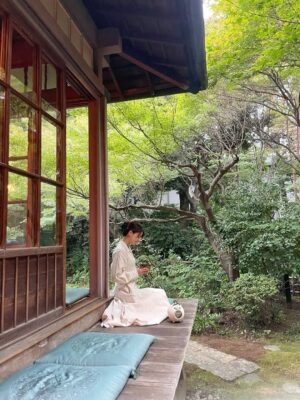Mina Fujii Instagram - .
最近なんだかバタバタしていて、窓の外を見ると、もう外は暗く昼が終わっていて、とそんな日々を過ごしていました。でも今日はじっくり、日差しが弱くなって、夕暮れが訪れて、夜になる。その過程を見守ることができました。
大人になると確かに1年が経つのがあっという間で、1日1日の境界線も曖昧になるようだけど。こんなふうに時間を噛み締めるような、そんな1日もたまには過ごせるように。心のゆとりを持ちたいものです🍵

요새 조금 정신 없어서 창문 밖을 보면, 이미 깜깜하고 낮이 끝나고 있는, 그런 날들을 보내고 있었는데요. 근데 오늘은 햇살이 약해지고, 오랜지 빛이 들어오고,밤이 되는. 그 과정을 지켜볼 수가 있었습니다.
어른이 되면 확실히 1년이 지나는게  순식간이고 하루하루의 경계선도 애매해지는 것 같지만.오늘처럼 시간을 소중하게 아끼면서 지내는 그런 하루를 보낼수 있게, 마음 여유를 갖고싶네요🍵

#お寺
#抹茶
#心の静けさ