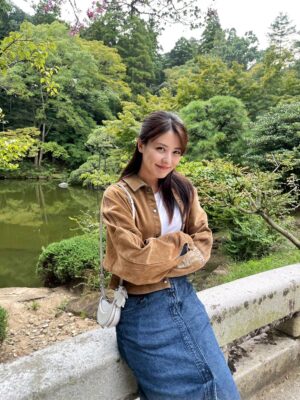 Mina Fujii Instagram - .
今年の十五夜お月様は１０月６日なんですって🎑

先日見た月蝕がそれはそれは美しかったので、近頃は秋の空に浮かぶ月をぼーっとよく眺めています。

月にウサギがいて、お餅をついているって1番最初に言い始めたのは誰なのかなぁ🐇

ウサギさん付きのカバンと共に、休日を楽しみました。

추석까지 얼마 안남았네요🎑 
그때쯤은 보름달이 엄청 예쁘겠어요. 
얼마전에 봤던 월식이 너무나 아름다워가지고 요새는 가을 하늘을 멍때리면서 자주 바라보고있어요. 
달에 토끼가 있다는말, 처음에 말했던 사람은 누구일라나…🐇ㅎㅎ센스쟁이네요. 

토끼 가방이랑 함께 휴일을 즐겼어요. 

#美菜私服#ootd#お月見#お団子#ウサギ#보름달#패션#polene