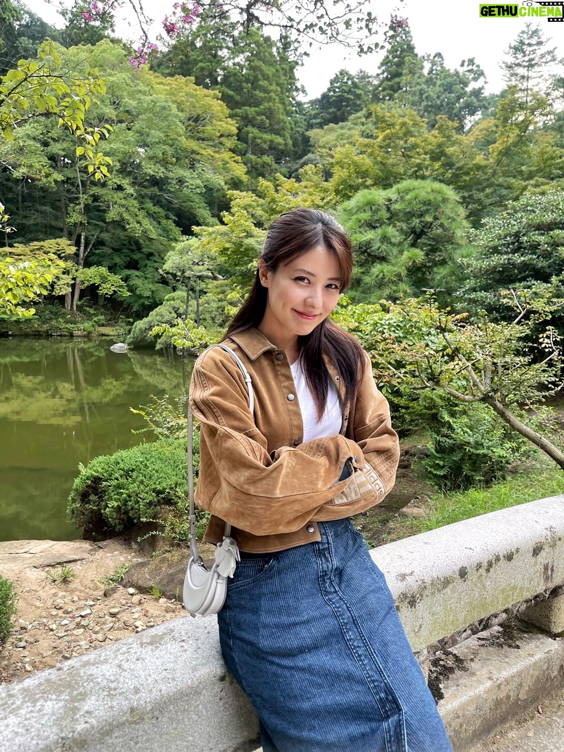 Mina Fujii - 15.4K Likes - .
今年の十五夜お月様は１０月６日なんですって🎑

先日見た月蝕がそれはそれは美しかったので、近頃は秋の空に浮かぶ月をぼーっとよく眺めています。

月にウサギがいて、お餅をついているって1番最初に言い始めたのは誰なのかなぁ🐇

ウサギさん付きのカバンと共に、休日を楽しみました。

추석까지 얼마 안남았네요🎑 
그때쯤은 보름달이 엄청 예쁘겠어요. 
얼마전에 봤던 월식이 너무나 아름다워가지고 요새는 가을 하늘을 멍때리면서 자주 바라보고있어요. 
달에 토끼가 있다는말, 처음에 말했던 사람은 누구일라나…🐇ㅎㅎ센스쟁이네요. 

토끼 가방이랑 함께 휴일을 즐겼어요. 

#美菜私服#ootd#お月見#お団子#ウサギ#보름달#패션#polene