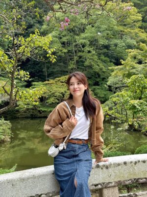 Mina Fujii Instagram - .
今年の十五夜お月様は１０月６日なんですって🎑

先日見た月蝕がそれはそれは美しかったので、近頃は秋の空に浮かぶ月をぼーっとよく眺めています。

月にウサギがいて、お餅をついているって1番最初に言い始めたのは誰なのかなぁ🐇

ウサギさん付きのカバンと共に、休日を楽しみました。

추석까지 얼마 안남았네요🎑 
그때쯤은 보름달이 엄청 예쁘겠어요. 
얼마전에 봤던 월식이 너무나 아름다워가지고 요새는 가을 하늘을 멍때리면서 자주 바라보고있어요. 
달에 토끼가 있다는말, 처음에 말했던 사람은 누구일라나…🐇ㅎㅎ센스쟁이네요. 

토끼 가방이랑 함께 휴일을 즐겼어요. 

#美菜私服#ootd#お月見#お団子#ウサギ#보름달#패션#polene