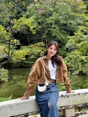 Mina Fujii Instagram - .
今年の十五夜お月様は１０月６日なんですって🎑

先日見た月蝕がそれはそれは美しかったので、近頃は秋の空に浮かぶ月をぼーっとよく眺めています。

月にウサギがいて、お餅をついているって1番最初に言い始めたのは誰なのかなぁ🐇

ウサギさん付きのカバンと共に、休日を楽しみました。

추석까지 얼마 안남았네요🎑 
그때쯤은 보름달이 엄청 예쁘겠어요. 
얼마전에 봤던 월식이 너무나 아름다워가지고 요새는 가을 하늘을 멍때리면서 자주 바라보고있어요. 
달에 토끼가 있다는말, 처음에 말했던 사람은 누구일라나…🐇ㅎㅎ센스쟁이네요. 

토끼 가방이랑 함께 휴일을 즐겼어요. 

#美菜私服#ootd#お月見#お団子#ウサギ#보름달#패션#polene