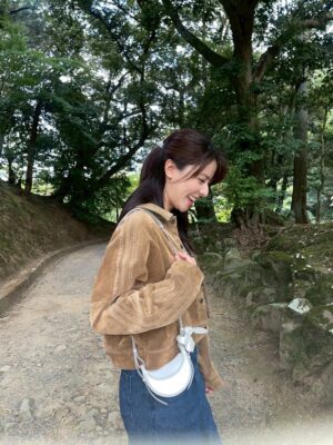Mina Fujii Instagram - .
今年の十五夜お月様は１０月６日なんですって🎑

先日見た月蝕がそれはそれは美しかったので、近頃は秋の空に浮かぶ月をぼーっとよく眺めています。

月にウサギがいて、お餅をついているって1番最初に言い始めたのは誰なのかなぁ🐇

ウサギさん付きのカバンと共に、休日を楽しみました。

추석까지 얼마 안남았네요🎑 
그때쯤은 보름달이 엄청 예쁘겠어요. 
얼마전에 봤던 월식이 너무나 아름다워가지고 요새는 가을 하늘을 멍때리면서 자주 바라보고있어요. 
달에 토끼가 있다는말, 처음에 말했던 사람은 누구일라나…🐇ㅎㅎ센스쟁이네요. 

토끼 가방이랑 함께 휴일을 즐겼어요. 

#美菜私服#ootd#お月見#お団子#ウサギ#보름달#패션#polene