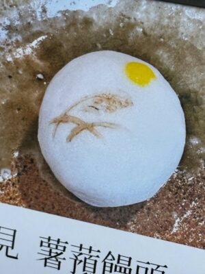 Mina Fujii Instagram - .
今年の十五夜お月様は１０月６日なんですって🎑

先日見た月蝕がそれはそれは美しかったので、近頃は秋の空に浮かぶ月をぼーっとよく眺めています。

月にウサギがいて、お餅をついているって1番最初に言い始めたのは誰なのかなぁ🐇

ウサギさん付きのカバンと共に、休日を楽しみました。

추석까지 얼마 안남았네요🎑 
그때쯤은 보름달이 엄청 예쁘겠어요. 
얼마전에 봤던 월식이 너무나 아름다워가지고 요새는 가을 하늘을 멍때리면서 자주 바라보고있어요. 
달에 토끼가 있다는말, 처음에 말했던 사람은 누구일라나…🐇ㅎㅎ센스쟁이네요. 

토끼 가방이랑 함께 휴일을 즐겼어요. 

#美菜私服#ootd#お月見#お団子#ウサギ#보름달#패션#polene