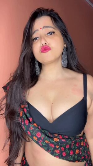 Minakshi Dey Instagram - Noobda🤣 #reels #reelsinstagram #reelitfeelit #trending #funny #explore #dreamgirl666
