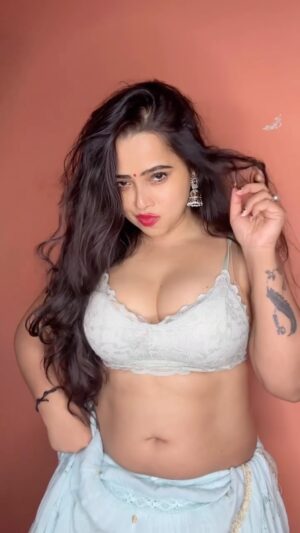 Minakshi Dey Instagram - Jara sa mood bana lo🔥 #bhojpuri #song #trendingreels #dreamgirl666 #viral