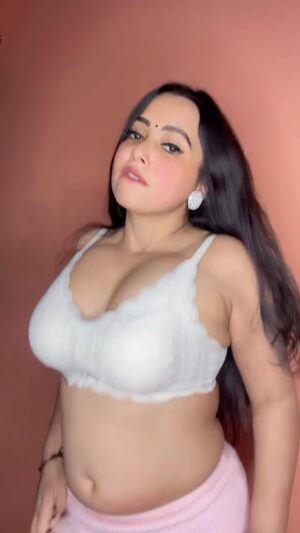 Minakshi Dey Instagram - Bhojpuri vibes🔥 #trendingreels #bhojpuri #bihar #song #dreamgirl666