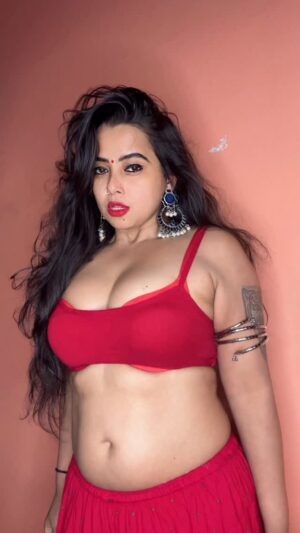 Minakshi Dey Instagram - Kuch notice kiya😳 #trendingreels #bollywood #song #viral #dreamgirl666