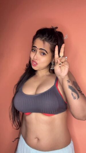 Minakshi Dey Instagram - Thandi ki kewal 2 hi dawai🤣 #viral #trending #funny #song #dreamgirl666
