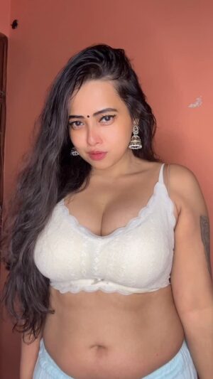 Minakshi Dey Instagram - Comment pe batao🤣 #reels #reelsinstagram #reelitfeelit #trending #funny #explore #dreamgirl666