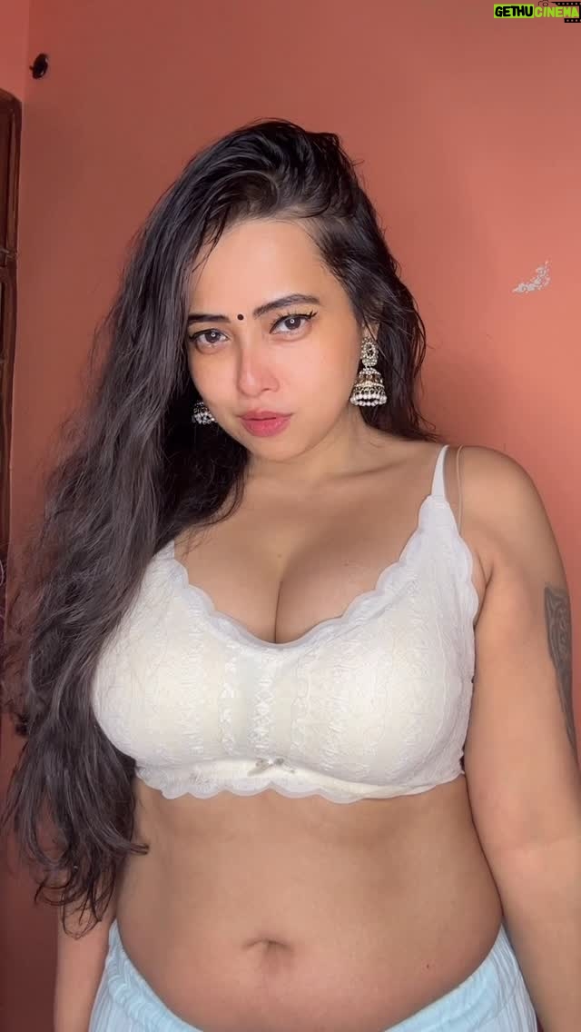 Minakshi Dey - 20.4K Likes - Comment pe batao🤣 #reels #reelsinstagram #reelitfeelit #trending #funny #explore #dreamgirl666