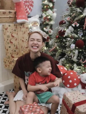 Minh Hang Instagram - Mỗi mùa Giáng Sinh đến mình đều đi lựa chọn từng món đồ, rồi tỉ mỉ gói ghém chúng trong những lớp giấy màu xinh xắn mang lại một cảm giác rất đặc biệt. Dù có đôi chút “đau ví” và tốn công sức
Nhưng Khoảnh khắc tuyệt vời  khi nhìn thấy nụ cười rạng rỡ và ánh mắt hạnh phúc của mọi người lúc bóc quà bên cây thông Noel thì chỉ còn lại sự ấm áp và tình yêu thương lan tỏa khắp nhà . Giáng sinh, suy cho cùng, chính là mùa của sự cho đi và nhận lại những nụ cười