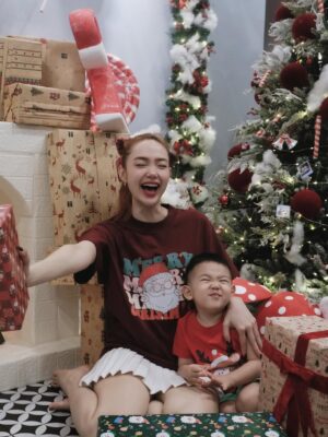 Minh Hang Instagram - Mỗi mùa Giáng Sinh đến mình đều đi lựa chọn từng món đồ, rồi tỉ mỉ gói ghém chúng trong những lớp giấy màu xinh xắn mang lại một cảm giác rất đặc biệt. Dù có đôi chút “đau ví” và tốn công sức
Nhưng Khoảnh khắc tuyệt vời khi nhìn thấy nụ cười rạng rỡ và ánh mắt hạnh phúc của mọi người lúc bóc quà bên cây thông Noel thì chỉ còn lại sự ấm áp và tình yêu thương lan tỏa khắp nhà . Giáng sinh, suy cho cùng, chính là mùa của sự cho đi và nhận lại những nụ cười
