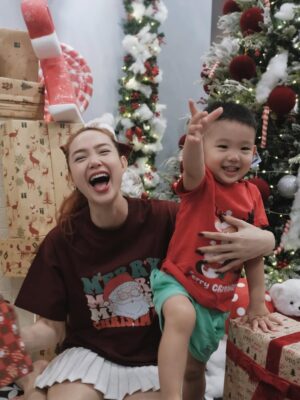 Minh Hang Instagram - Mỗi mùa Giáng Sinh đến mình đều đi lựa chọn từng món đồ, rồi tỉ mỉ gói ghém chúng trong những lớp giấy màu xinh xắn mang lại một cảm giác rất đặc biệt. Dù có đôi chút “đau ví” và tốn công sức
Nhưng Khoảnh khắc tuyệt vời  khi nhìn thấy nụ cười rạng rỡ và ánh mắt hạnh phúc của mọi người lúc bóc quà bên cây thông Noel thì chỉ còn lại sự ấm áp và tình yêu thương lan tỏa khắp nhà . Giáng sinh, suy cho cùng, chính là mùa của sự cho đi và nhận lại những nụ cười