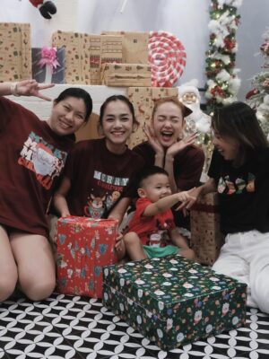 Minh Hang Instagram - Mỗi mùa Giáng Sinh đến mình đều đi lựa chọn từng món đồ, rồi tỉ mỉ gói ghém chúng trong những lớp giấy màu xinh xắn mang lại một cảm giác rất đặc biệt. Dù có đôi chút “đau ví” và tốn công sức
Nhưng Khoảnh khắc tuyệt vời khi nhìn thấy nụ cười rạng rỡ và ánh mắt hạnh phúc của mọi người lúc bóc quà bên cây thông Noel thì chỉ còn lại sự ấm áp và tình yêu thương lan tỏa khắp nhà . Giáng sinh, suy cho cùng, chính là mùa của sự cho đi và nhận lại những nụ cười