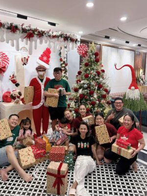Minh Hang Instagram - Mỗi mùa Giáng Sinh đến mình đều đi lựa chọn từng món đồ, rồi tỉ mỉ gói ghém chúng trong những lớp giấy màu xinh xắn mang lại một cảm giác rất đặc biệt. Dù có đôi chút “đau ví” và tốn công sức
Nhưng Khoảnh khắc tuyệt vời khi nhìn thấy nụ cười rạng rỡ và ánh mắt hạnh phúc của mọi người lúc bóc quà bên cây thông Noel thì chỉ còn lại sự ấm áp và tình yêu thương lan tỏa khắp nhà . Giáng sinh, suy cho cùng, chính là mùa của sự cho đi và nhận lại những nụ cười
