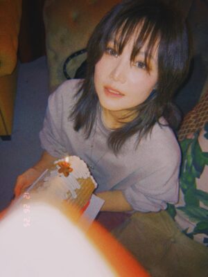 Miryo Instagram - 여러 가지 일때문에 인사가 많이 늦어졌는데요…제 생일 축하해 주셨던 모든 분들께 진심으로 감사 드립니다🤍 그리고 생일 축하해 나르샤☺️ 사랑해요🙌🏻
