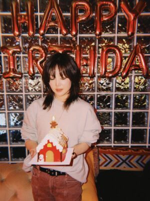 Miryo Instagram - 여러 가지 일때문에 인사가 많이 늦어졌는데요…제 생일 축하해 주셨던 모든 분들께 진심으로 감사 드립니다🤍 그리고 생일 축하해 나르샤☺️ 사랑해요🙌🏻